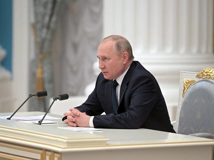 Putin resmen imzaladı! Sahte bilgi yayanlar cezalandırılacak