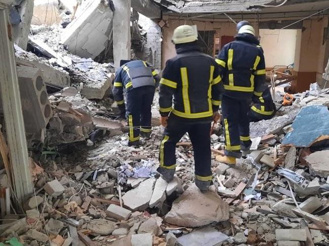 Harkiv'de bombardıman sonucu çöken binada kurtarma çalışmaları sürüyor