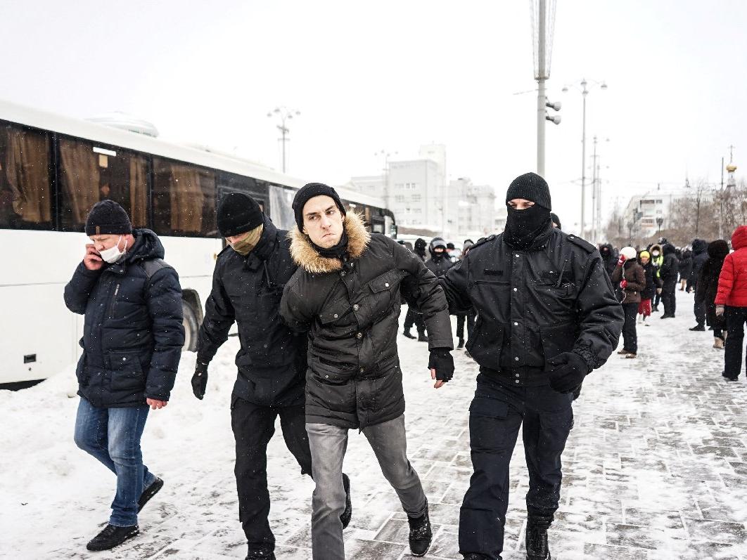 Rusya'da "Savaşa hayır" gösterilerinde binlerce insan gözaltına alındı