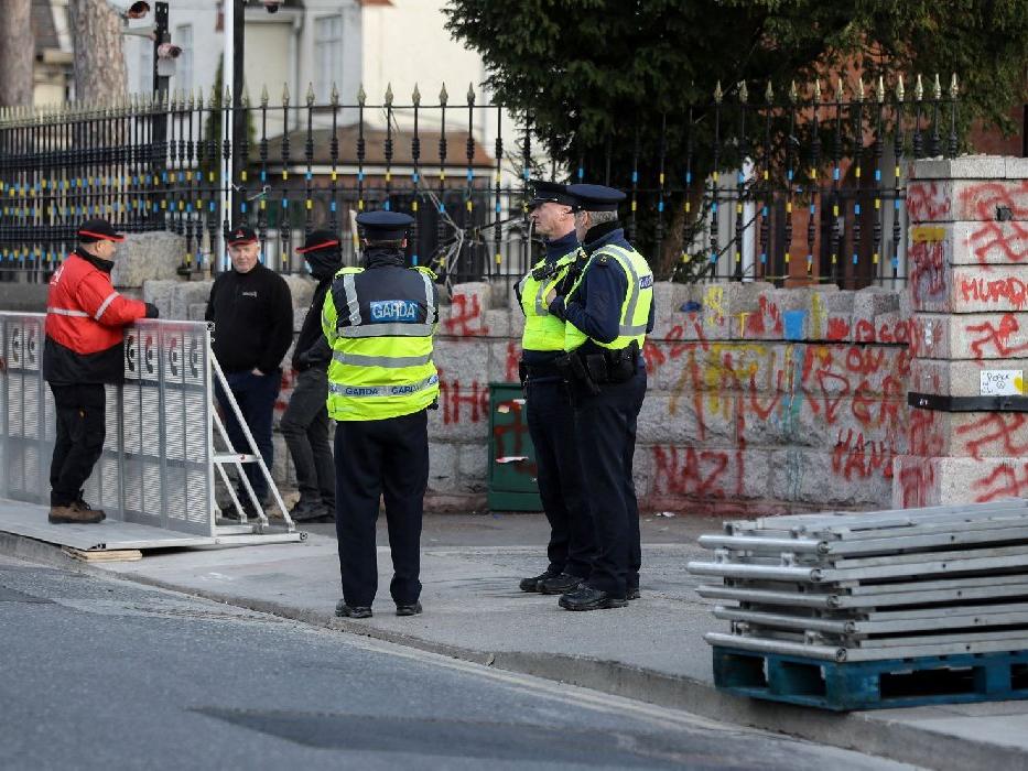İrlanda'da Rus Büyükelçiliği'ne kamyonlu saldırı