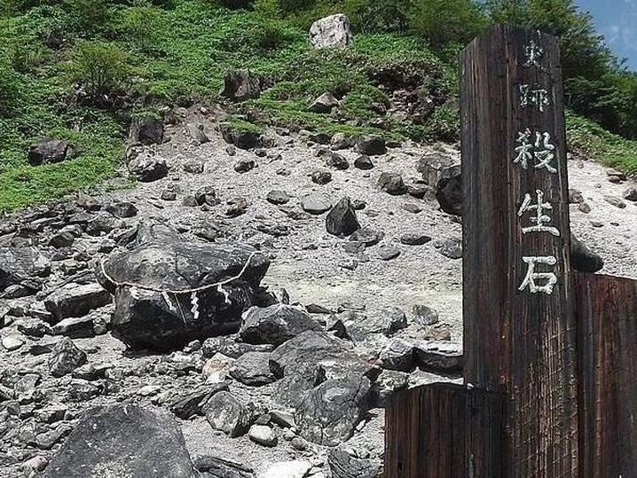 Japonya'da endişe yaratan görüntü: Şeytani güçleri hapseden kaya parçalandı