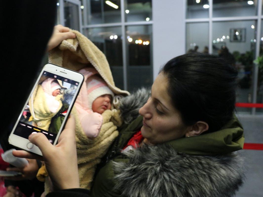 Ukrayna’da sığınakta doğan 5 günlük bebek Türkiye’ye geldi