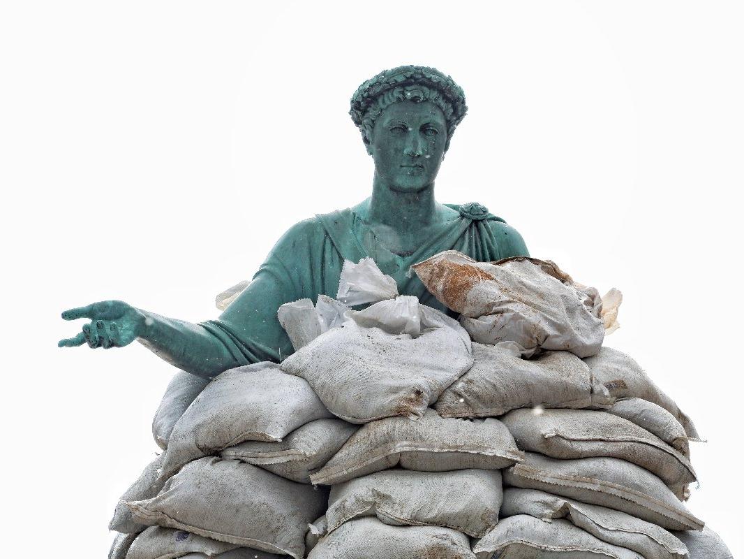 Rus işgaline karşı tarihi heykeli kum torbalarıyla kapladılar