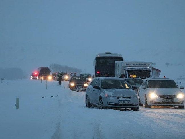 Kar yağışı etkisini gece gösterdi! İşte trafiğe kapanan yollar