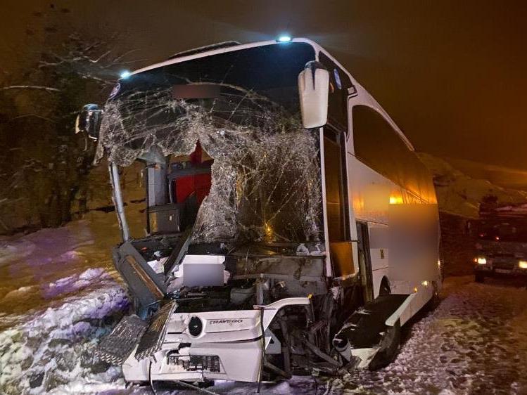 Yolcu otobüsü buzlu yolda 500 metre kaydı, 25 yolcu faciadan döndü