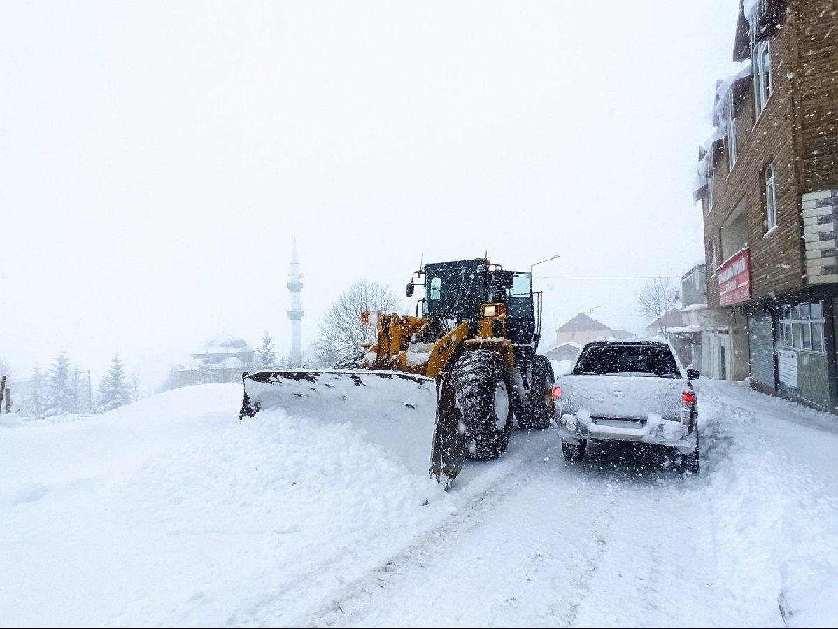 Karadeniz'de, 9 ilde bin 777 köy ve mahalle yolu kardan kapandı