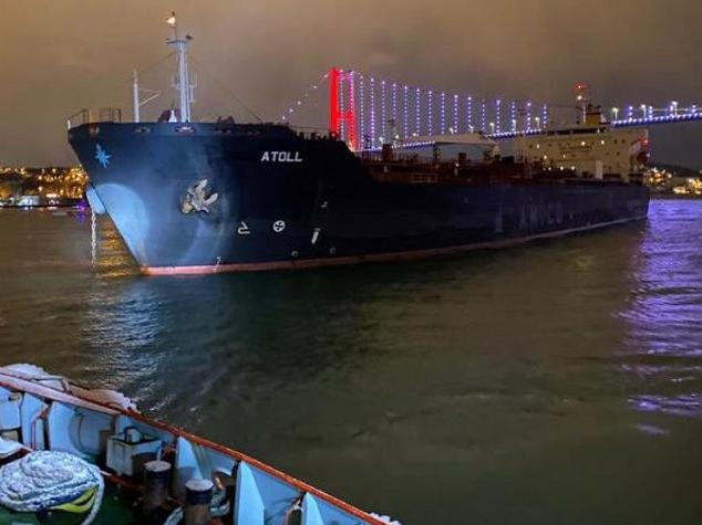 İstanbul Boğazı'nda dümeni kitlenen 183 metrelik tanker korkuttu
