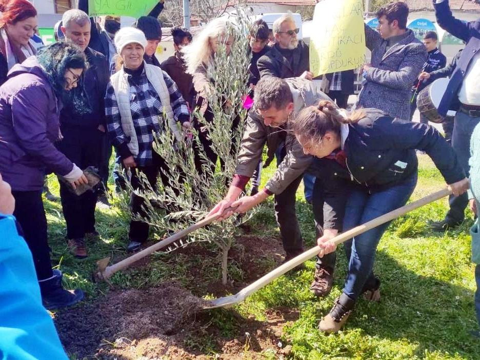 Yeni çıkan maden yönetmeliğini fidan dikerek protesto ettiler