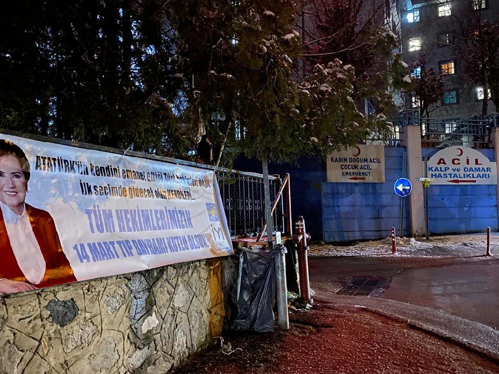 İYİ Parti'den hastanelerin önüne pankart