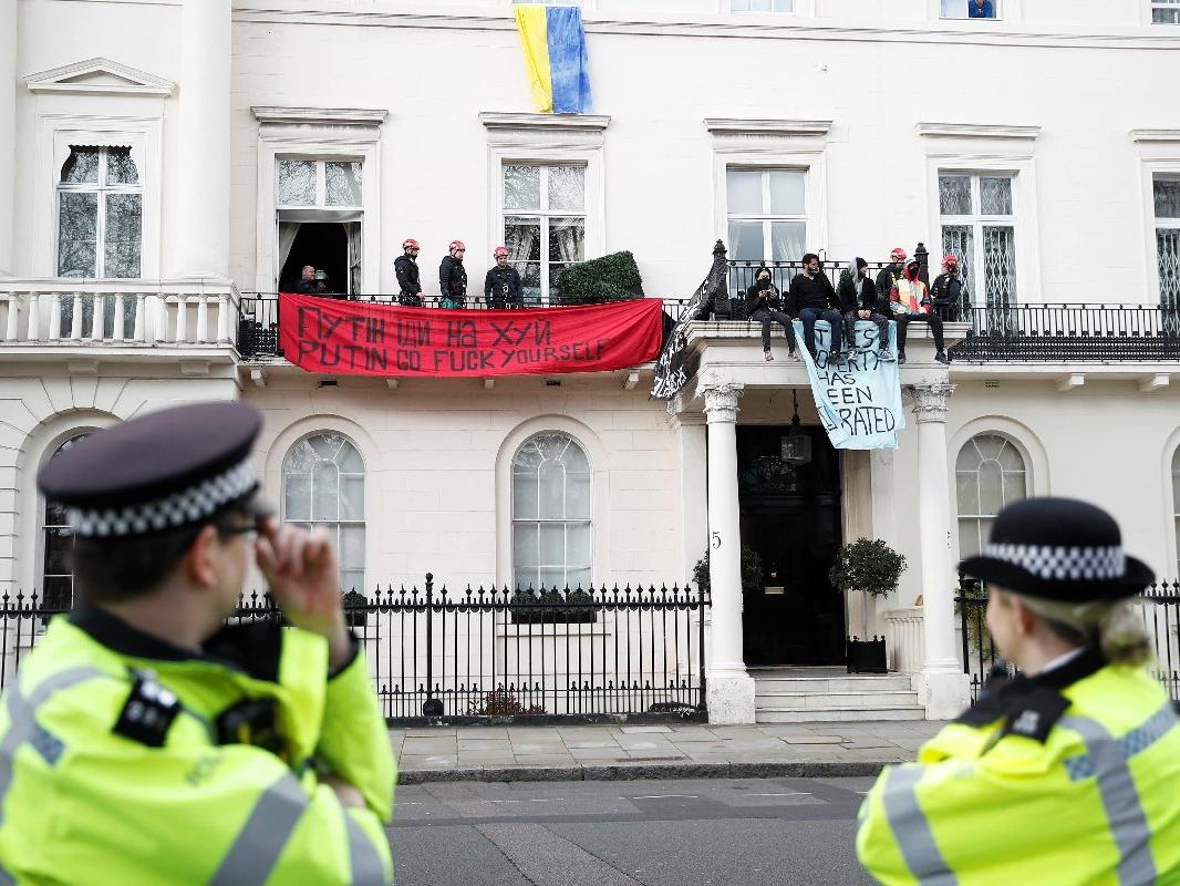 Rus Oligarkın İngiltere'deki evini bastılar: 'Bu mülk Ukraynalı mültecilere ait'