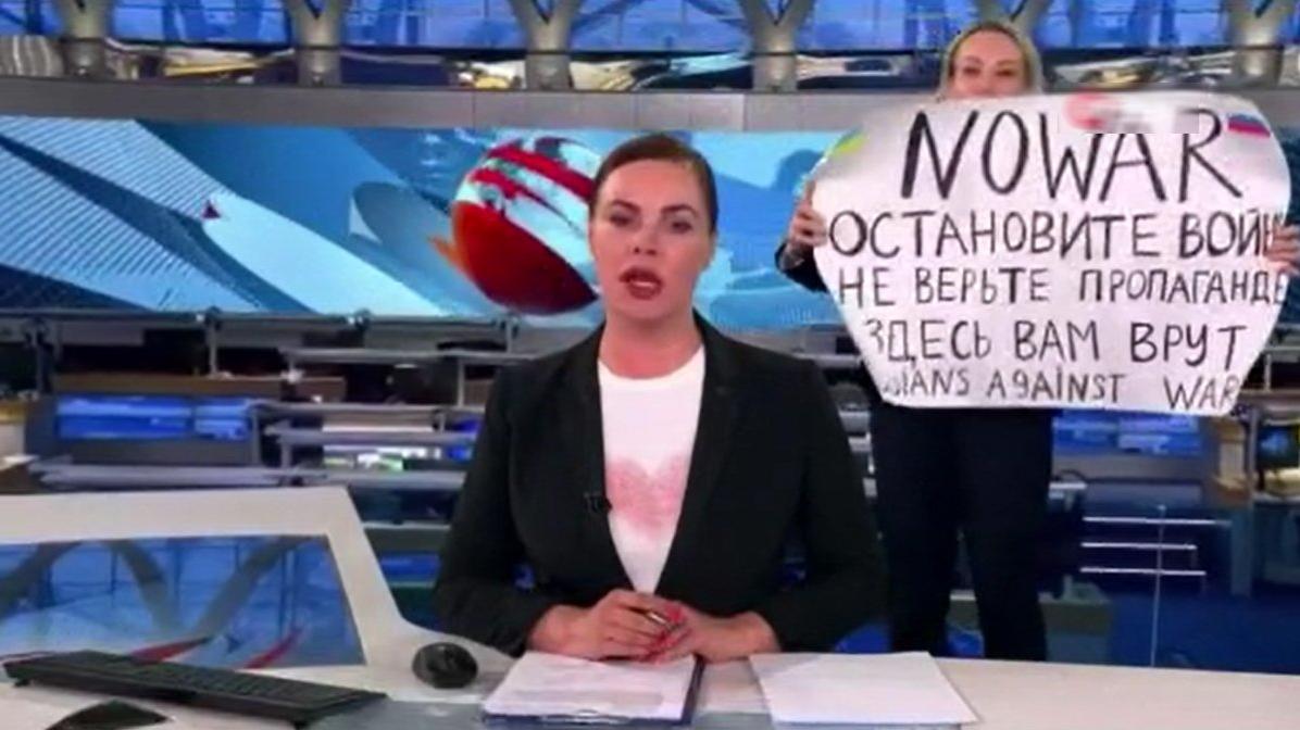 Rus televizyonunda şok protesto! Yayını hemen kestiler