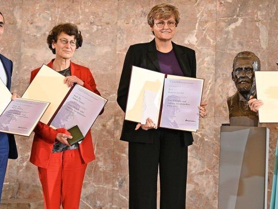 Biontech'in kurucuları Uğur Şahin ve Özlem Türeci'ye Almanya'da büyük ödül