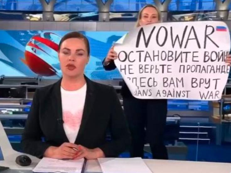 Rus kanalında "Savaşa hayır" pankartı açan gazeteci kayıp