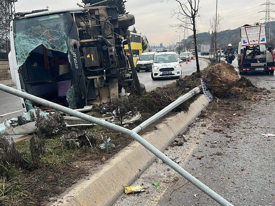 Tuzla'da servis midibüsü devrildi: 3 yaralı 