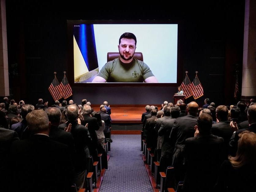 Ukrayna Devlet Başkanı Zelenskiy'nin tişörtü olay oldu: "Bu adamın takım elbisesi yok mu?"