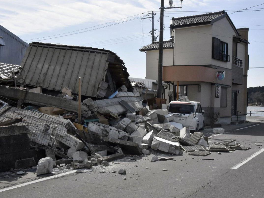 Japonya’da 7,4 büyüklüğündeki depremde 4 kişi hayatını kaybetti