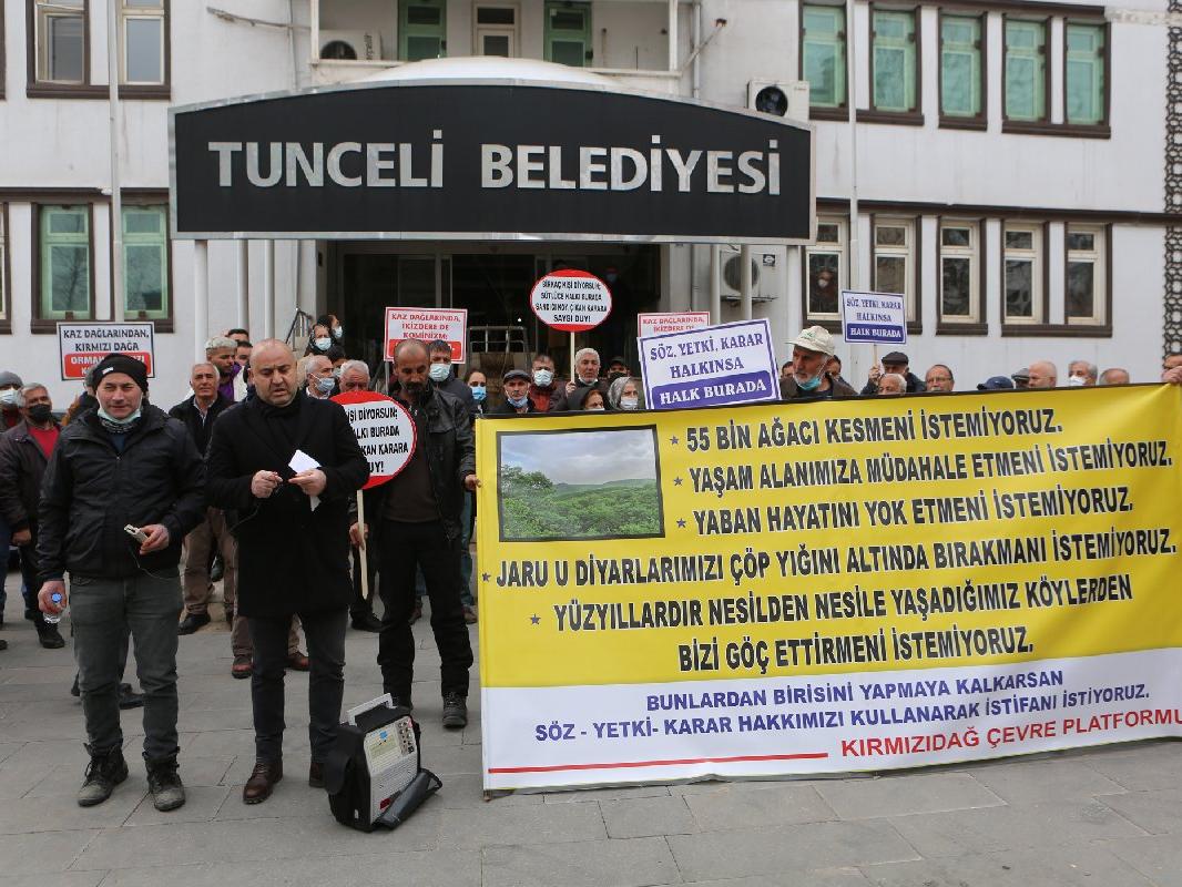 Tunceli'de köylülerden belediye önünde 'çevre' eylemi