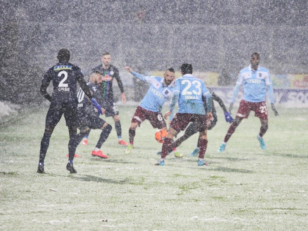 Çaykur Rizespor, lider Trabzonspor'u karlı gecede penaltılarla yendi: 3-2