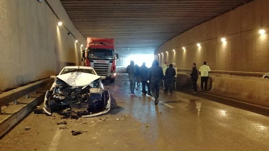 Alt geçitte 3 TIR ile 5 otomobilin karıştığı zincirleme kaza meydana geldi