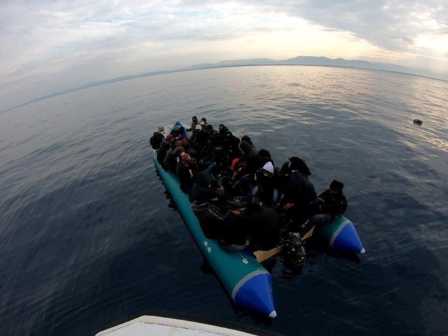 Ayvalık açıklarında lastik bottaki 60 kaçak göçmen kurtarıldı