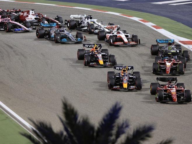 Ferrari yeni sezona dubleyle girdi! Red Bull pilotları yarış dışı...