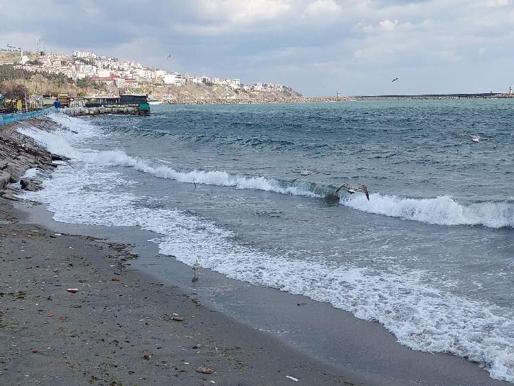 Deniz ulaşımına poyraz engeli: Bir kayık battı