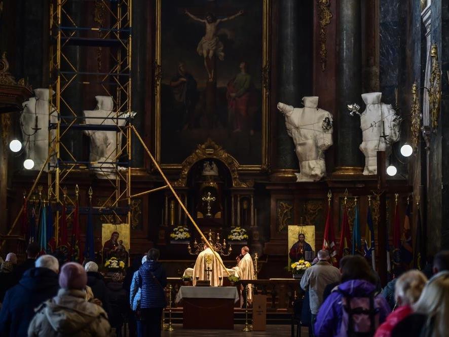 Ukrayna'da kiliselerdeki heykeller korumaya alınıyor