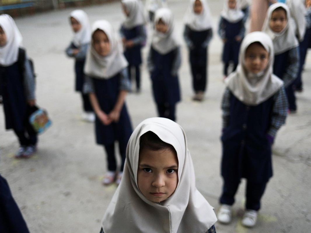 Taliban, kızların okula dönmesine izin vermedi: Sınıflarda yer yok