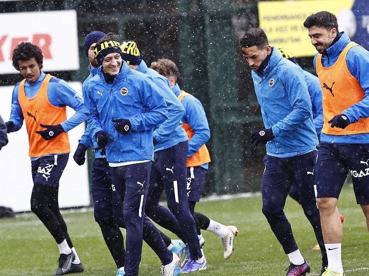 Son dakika... Fenerbahçe'de Mesut Özil ve Ozan Tufan kadro dışı bırakıldı