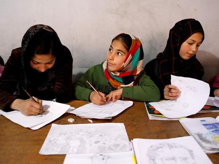 16 kadın bakandan kız okullarını açmayan Taliban’a kınama