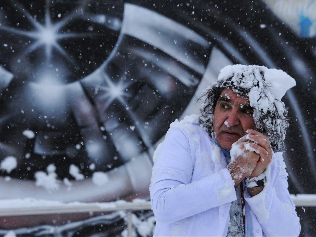 Profesörün zorlu performansı: Sağlıkta şiddete kar, fırtına altında tepki
