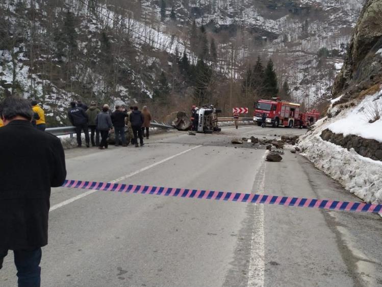 Trabzon'da facia: Kaya parçası arabanın üzerine düştü
