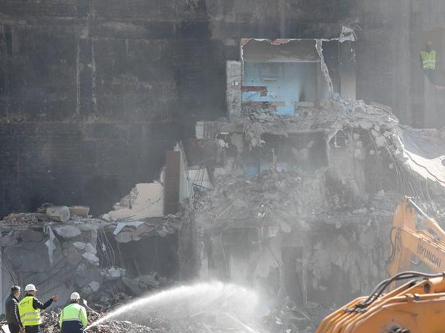 Şişli'de riskli üç binanın yıkımı sırasında yandaki binada dairelerin duvarı yıkıldı