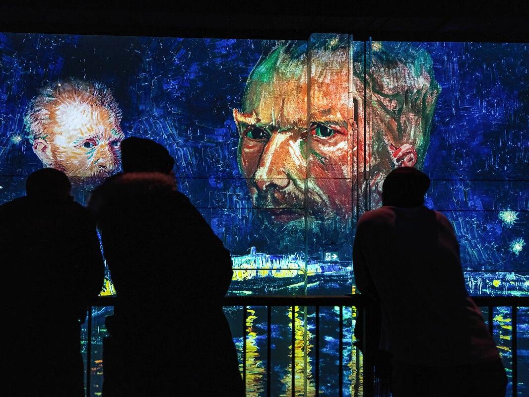 Van Gogh tablolarının içinde dolaştıran sergi