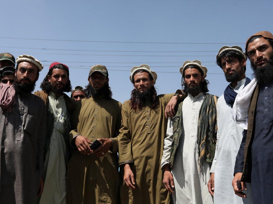 Taliban erkekler üzerinde de baskıyı artırdı: Sakalını kesene iş yok