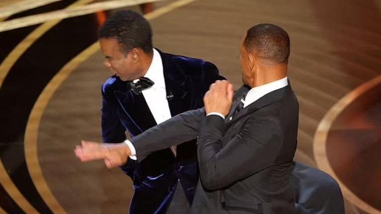 Oscar'da skandal görüntü: Will Smith sahnede Chris Rock'ı tokatladı
