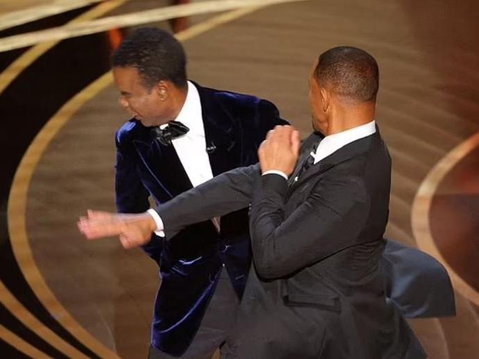 Oscar'da skandal görüntü: Will Smith sahnede Chris Rock'ı tokatladı