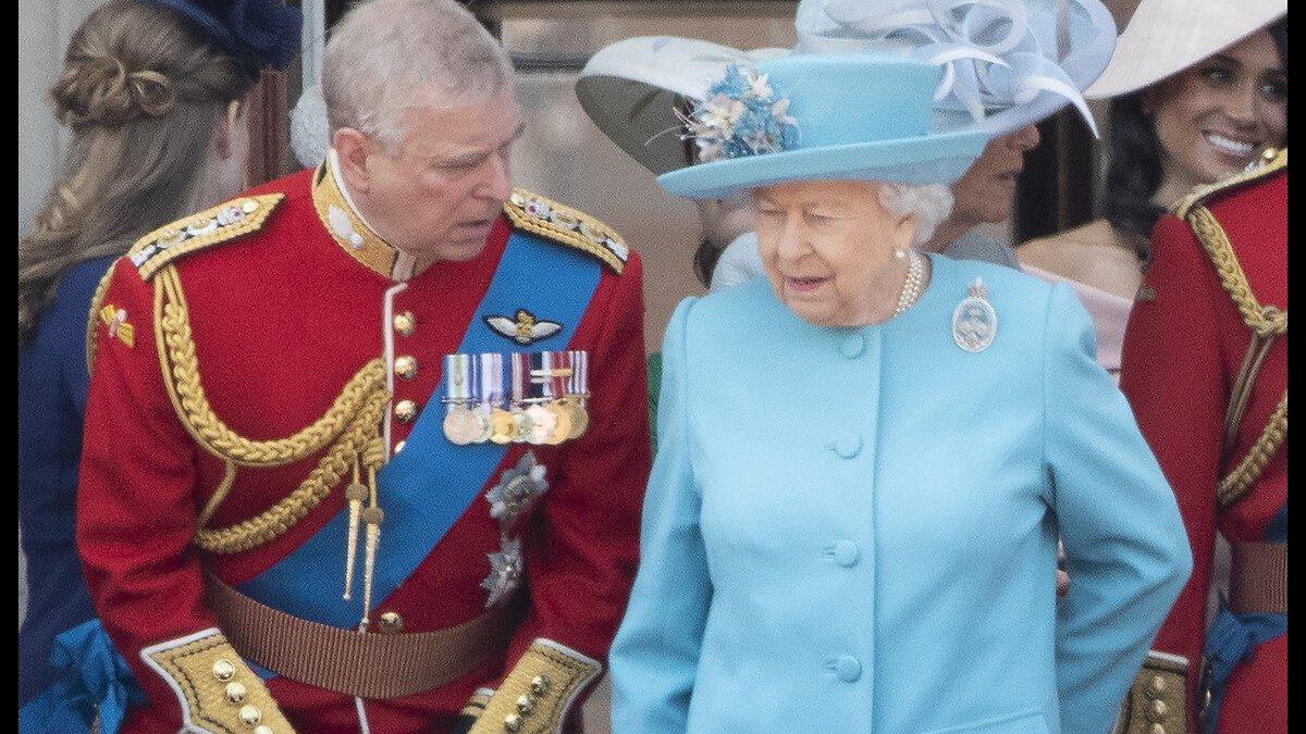 Kraliçe Elizabeth oğlu Prens Andrew'a hayır diyemedi