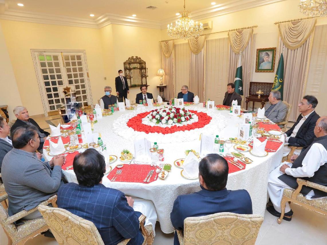 Bill Gates'in de olduğu fotoğraf Pakistan'ı karıştırdı: Başbakanın koltuğu sallantıda