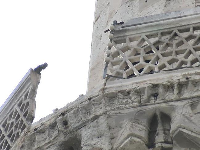 Süleymaniye Camii minaresi şerefesinden kopan parça kubbeye zarar verdi