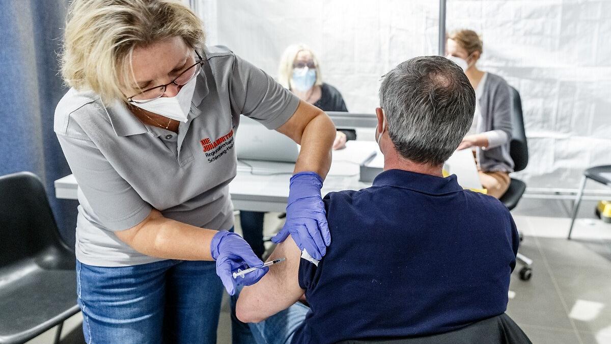 Sağlık skandalı: Dolandırıcı adam 87 kez Covid-19 aşısı olmuş