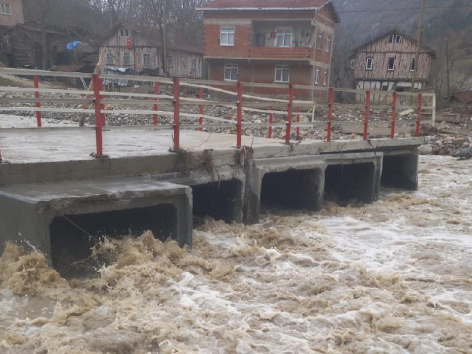 Sel felaketinden sonra yapılan geçici köprü yıkıldı