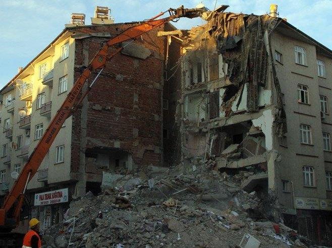 'Önce deprem vurdu sonra TOKİ!'