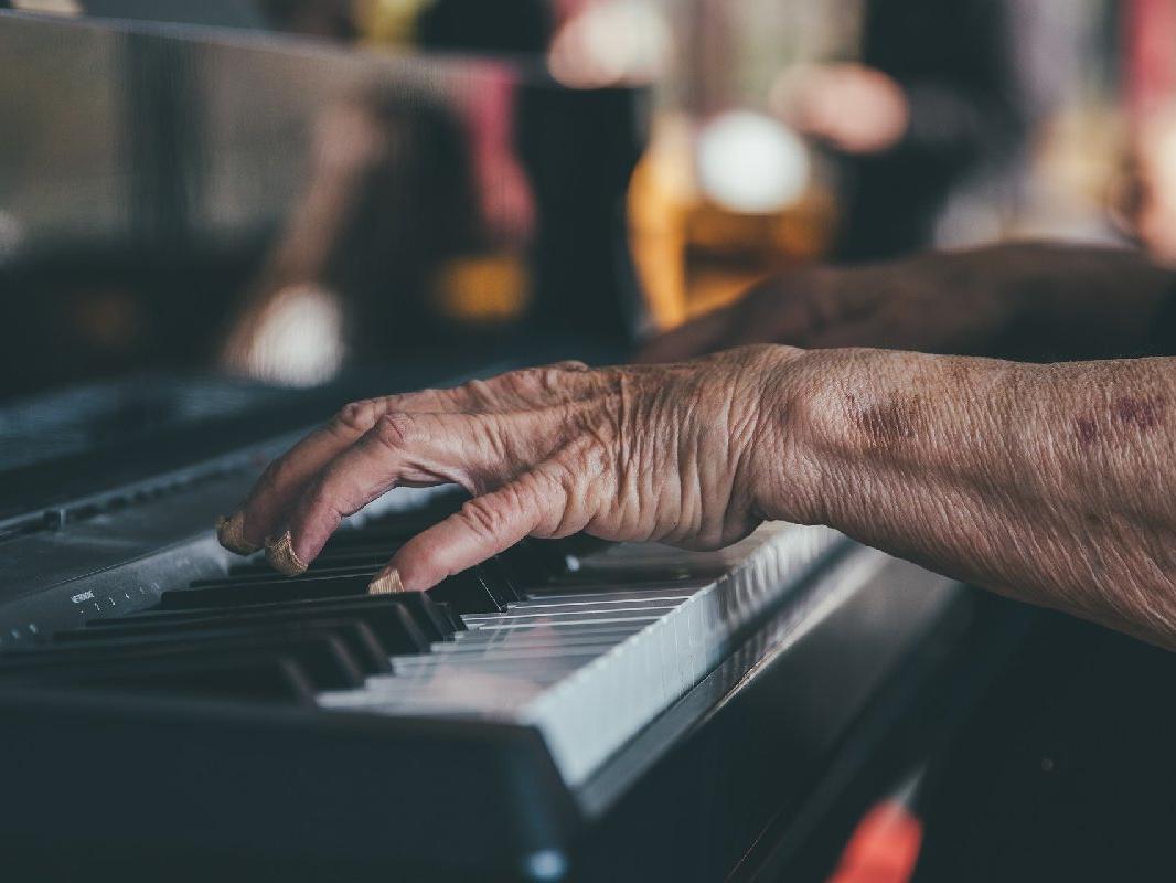 Müzik ruhun gıdasıdır: 60 yaş üzerindeki kişilerde piyano çalmak Alzheimer riskini düşürdü