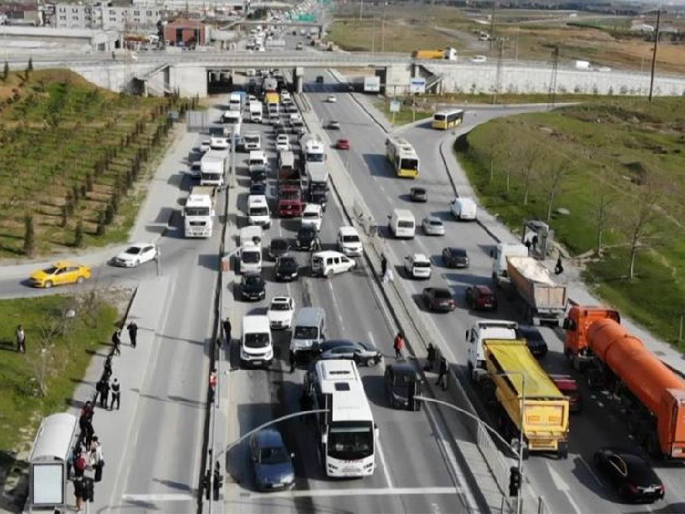 İstanbul'da zincirleme kaza, 6 araç birbirine girdi