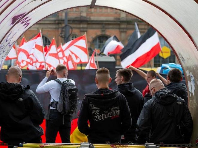Almanya'da neo-Nazi örgütlere şafak baskını