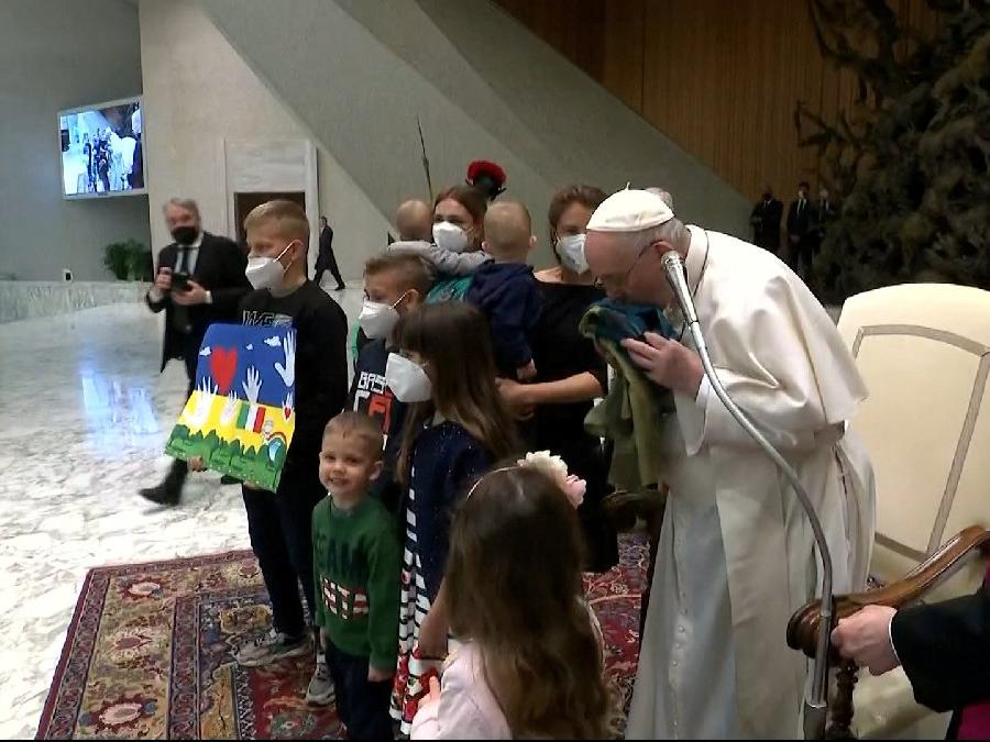 Papa Francis'ten Bucha açıklaması: Ukrayna bayrağını öptü