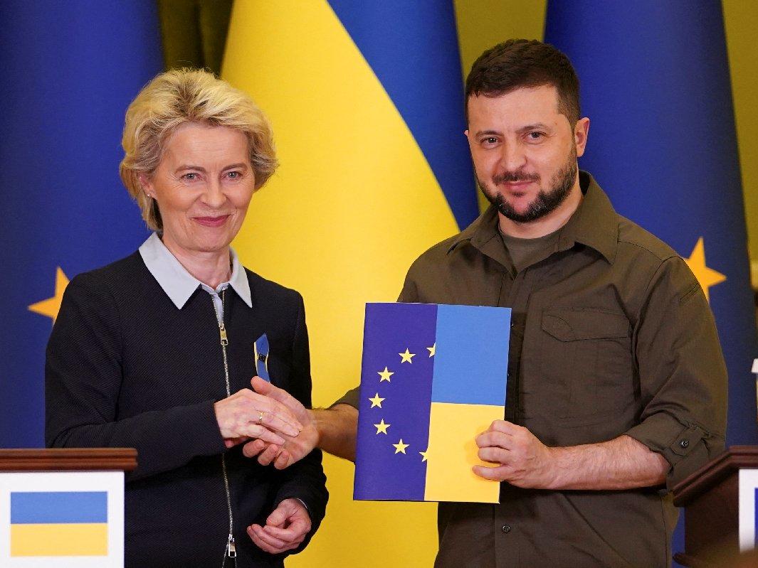 Ukrayna Devlet Başkanı Zelenskiy’e, AB’ye giriş anketi teslim edildi