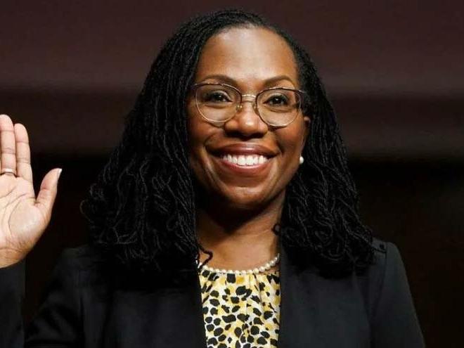 Jackson, Anayasa Mahkemesi'nde ilk siyahi kadın yargıç