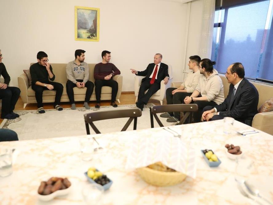 Erdoğan, iftarda öğrenci evine misafir oldu